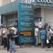Des agents et fonctionnaires de l’Etat attendant la paie du mois devant une banque à Kinshasa. Radio Okapi/ Ph. John Bompengo