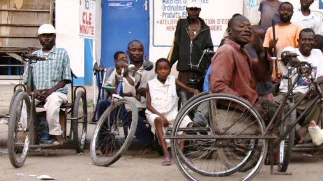 Des handicappés de la polio, Kinshasa, 2005.